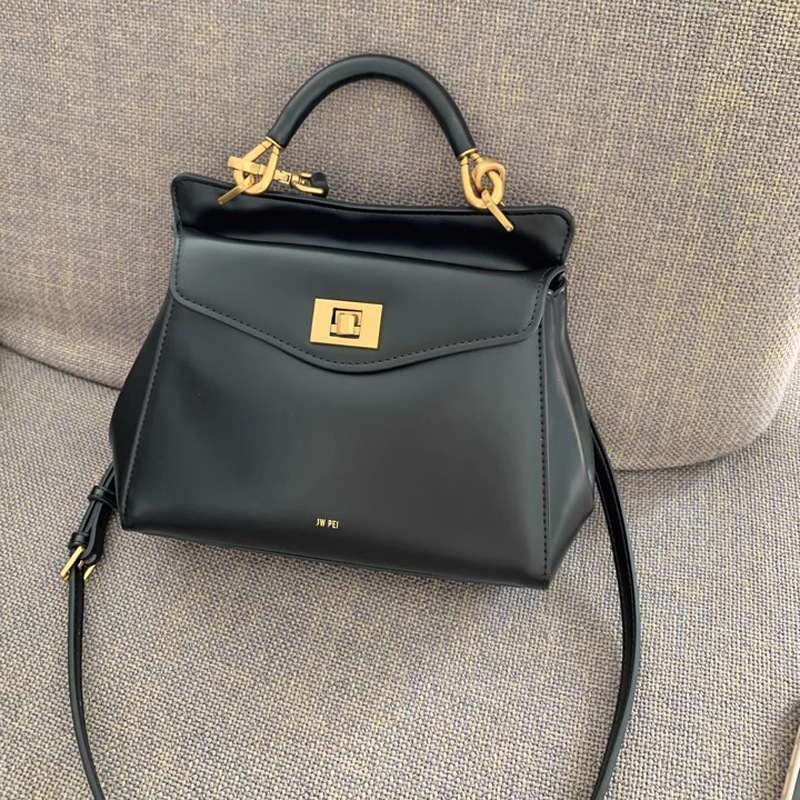Luxury Bags That Are Affordable - JW PEI Yastık Çantası, Kilitli Çanta,